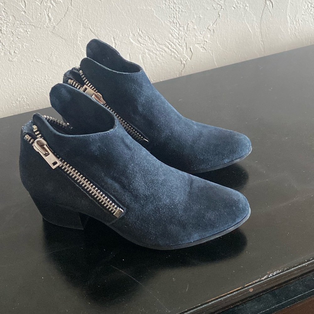 Vaneli women’s leather side boots. Size 7.5